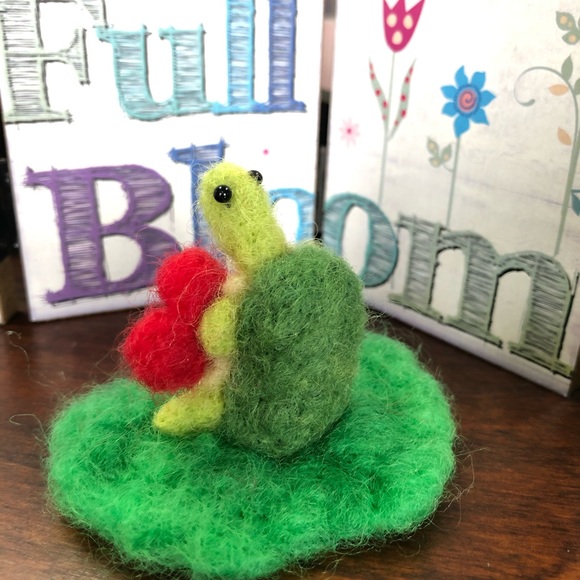 Needle Felted turtle handmade holding heart unique sweet gift collectable - Picture 6 of 10
